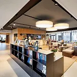 Airport Hotel, Hotel