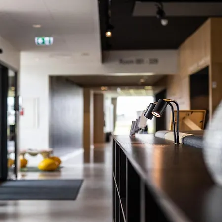 Airport Hotel, Hotell