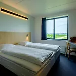 מלון Airport Hotel, 3*