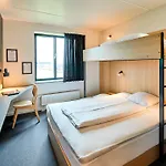Airport Hotel, Hotel