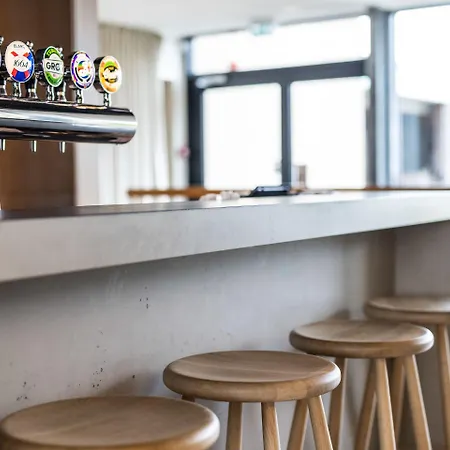 Airport Hotel, Hotel