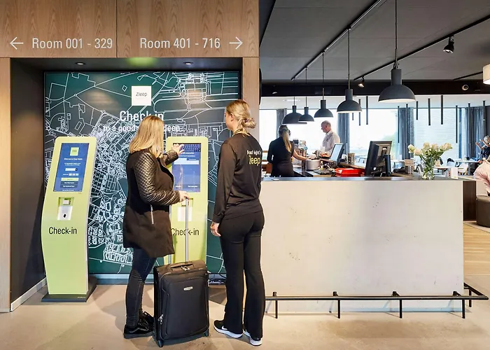 Airport Hotel, Hotel