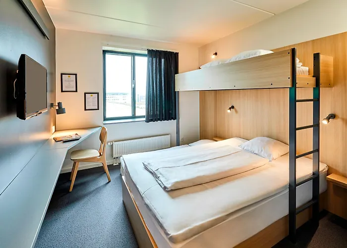 Airport Hotel, Hotel