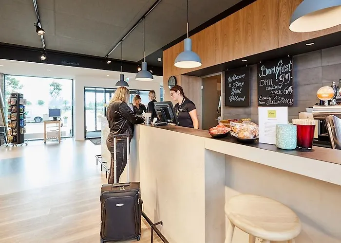 Airport Hotel, Hotel