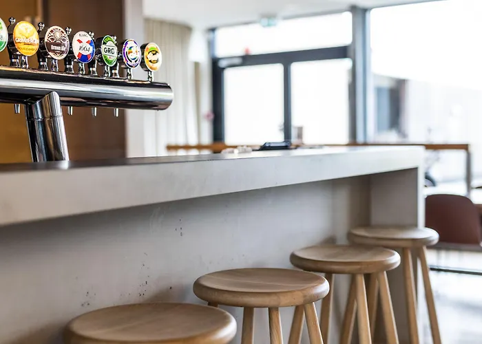 Airport Hotel, Hotel